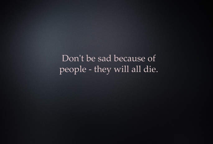 Не грусти из-за людей - они все умрут, надпись