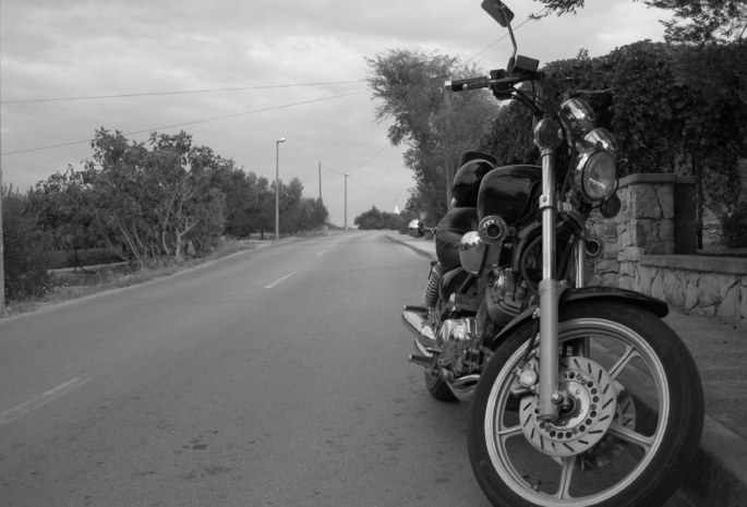 Мотоцикл, дорога, черно-белая