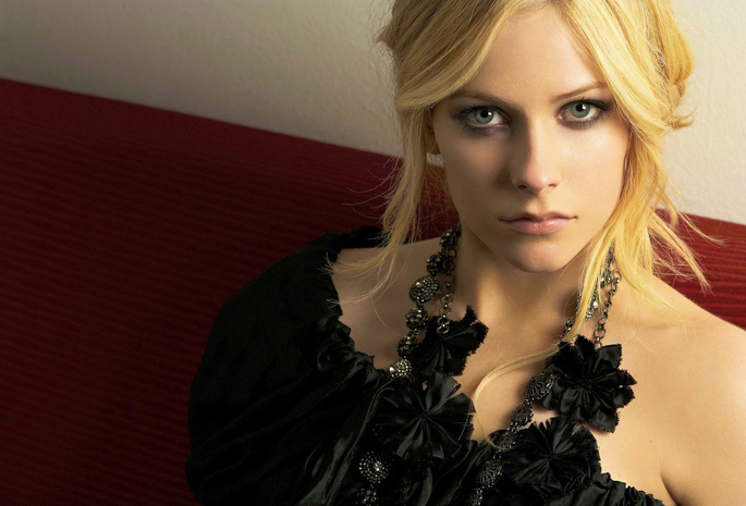 певица, черное платье, Avril lavigne