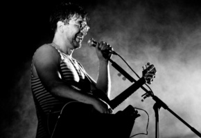 майка, очки, человек и паровоз, рок, Серый фон, юрий шевчук, гитара, черно белое фото