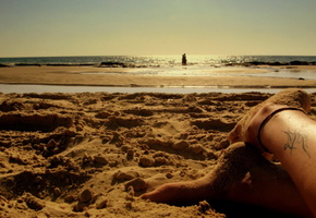 Песок, небо, море, ноги, тату