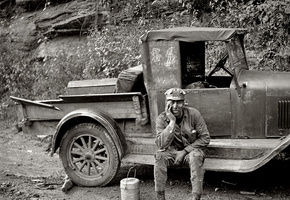 черно-белое, Мужик, грузовик, отдыхает, рабочий