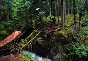 cam mccaul, полет, река, лес, тэйлвип, трамплин, tailwhip, Freeride, фрирайд