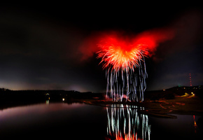 Ночь, залпы, вода, салют