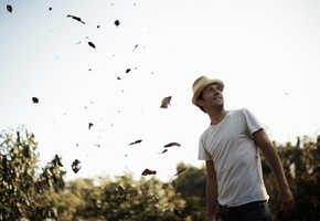 певец, взгляд в небо, листопад, парень, Jason mraz