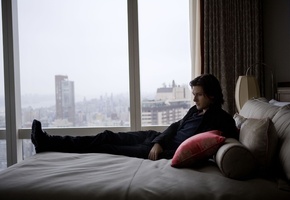 лежит, барнс, кровать, актёр, окно, подушки, Бен