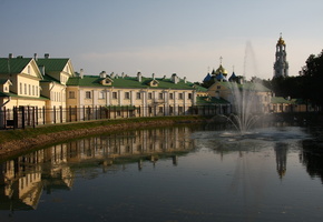 Город, фонтан, решетка, отражение, церковь, дома, вода