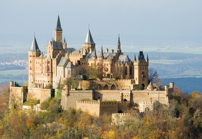 Замок, холм, осень