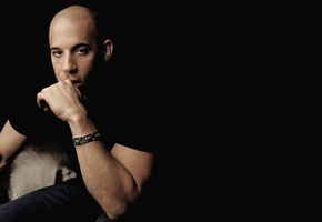 вин дизель, Vin diesel, мужчина, темный фон, сидит, актер
