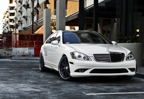 город, черные диски, обои, Mersedes s-class, авто, белый мерс
