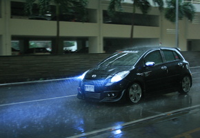 едет, машина, брызги, лужи, дождь, Toyota yaris