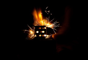 Зажигалка, огонь, искры, рука