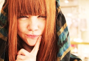 Рыжая, капюшон, улыбка