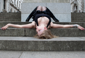 Девушка лежащая на ступеньках