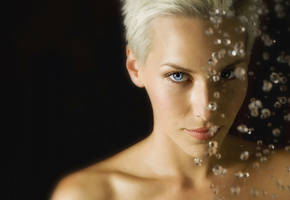 голубые глаза, блондинка, Девушка, капли, короткие волосы, взгляд