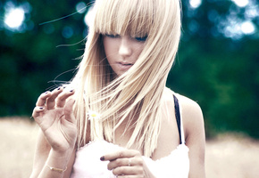 Девушка, блондинка, ромашка