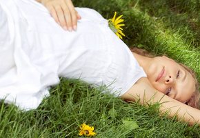 белое платье, Трава, цветы