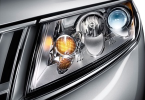 Белый, фара