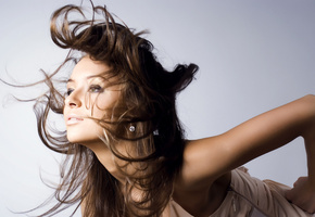 Шатенка, взгляд, поза, длинные волосы, ветер