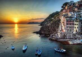 дома, солнце, italy, Riomaggiore, лодки, скалы, закат, море