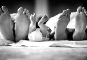 сон, семья, Ноги, ребенок, чб, черно-белый