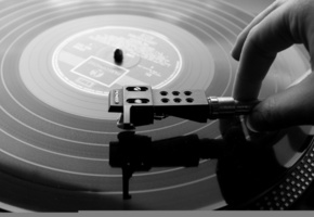 пластинка, Винил, рука, чб, вертушка