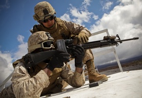 каски, оружие, рожки, Солдаты, автомат, гильзы, прицел