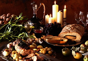 Запеченное мясо, вино, виноград, овощи, рулет