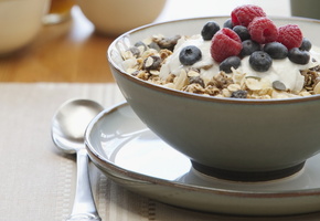 Еда, завтрак, мюсли малина, черника, сладкое, изюм