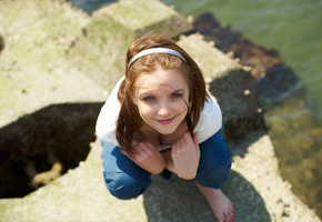 обруч, девушка, Amelie, майка, взгляд, шатенка, улыбка