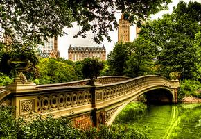 мост, зелень, лес, деревья, здания, речка, Река, дома