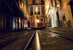 Трамвай, ночь, рельсы, дома