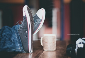 Кеды, фотоаппарат, стол