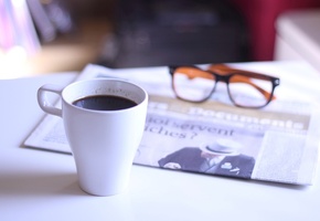 Очки, газета, чашка