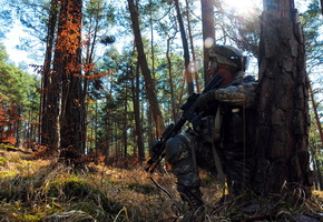 Солдат, лес, оружие