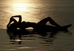 море, закат, лежит, блики, силуэт, вода, солнце, Девушка