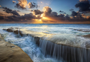 камни, облака, лучи, море, потоки, солнце, Небо