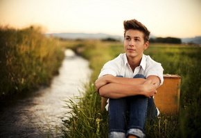 Парень, речка, поле