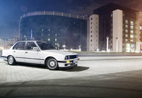 e30, ночь, улица, sedan, white, здание, Bmw, 3 series, белый, бмв