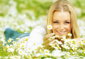 блондинка, девушка, Цветы, улыбка, ромашка, взгляд