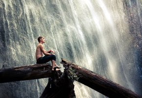 Парень, водопад, дерево