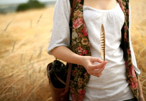 поле, Девушка, перо