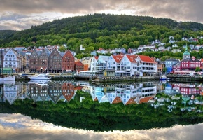 Причал, река, улицы, дома, катера, норвегия, отражение