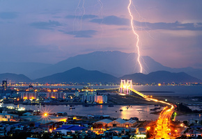 Город, вечер, молния, горы, огни