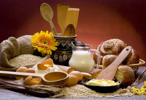 Сдобные булочки, деревянные ложки, кувшин с молоком