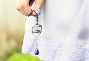 Брелок, макро, рука