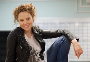 актриса, Полина Ульянова, Интерны, Яна Гурьянова, улыбка, сидит