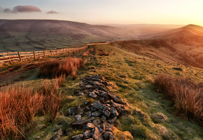 Весна, утро, заборы, холмы, камни, долина