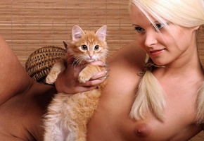 сиськи, лежит, котенок, блондинка. улыбка, голая