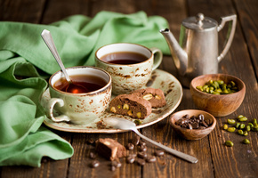 Кофе, чашки, шоколад, бисквит, зерна, фисташки, ложки